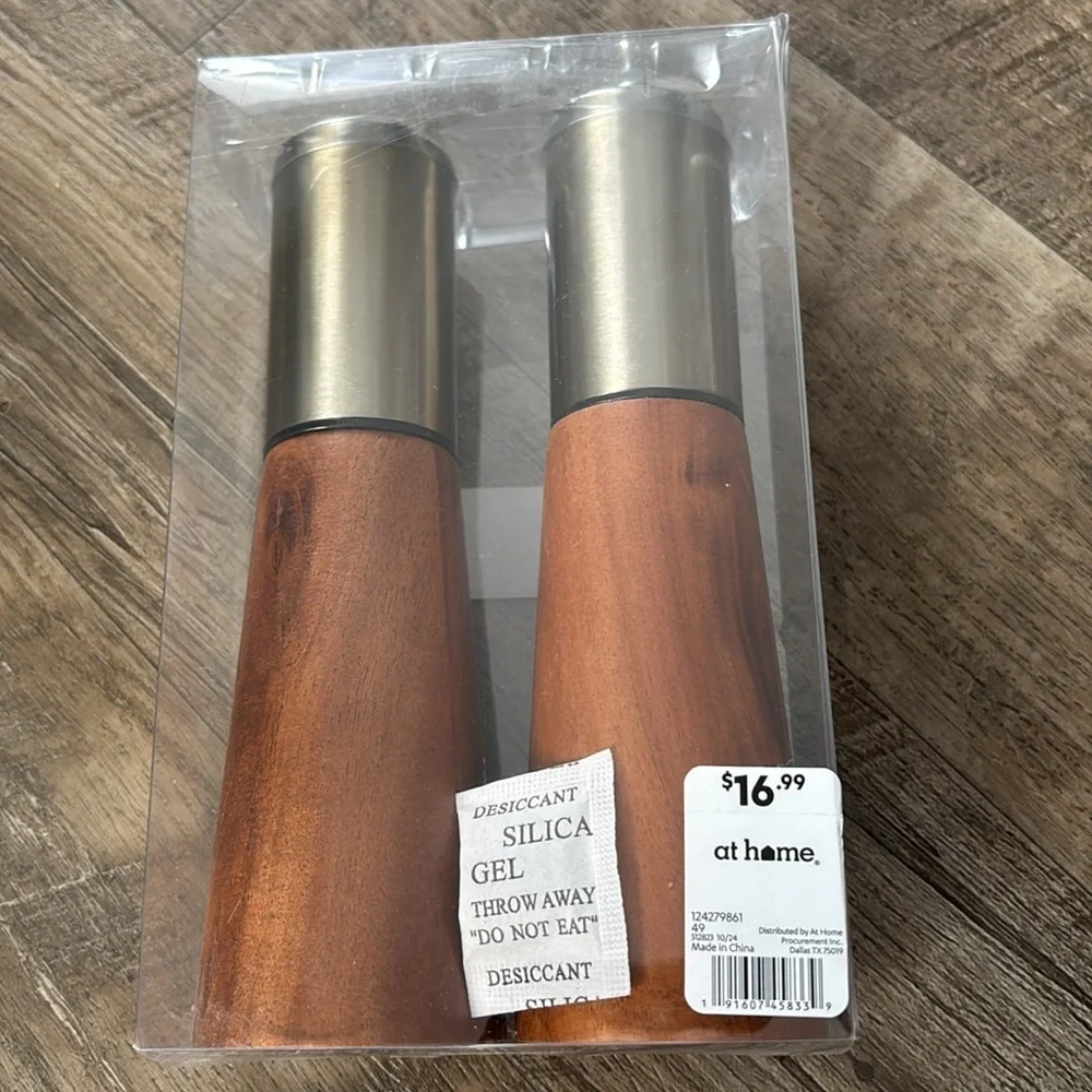 At Home Salt & Pepper wooden mill set